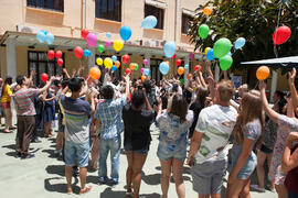 Suelta de globos en la fiesta del Día del Español. Centro Internacional de Español de la Universidad de Málaga. Junio de 2016