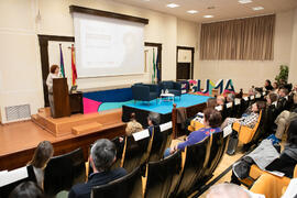 Marisa Martín Roselló presenta la conferencia "Dialogando para desmontar mitos sobre nutrición", con Aitor Sánchez. Facultad de Medicina. Marzo de 2017