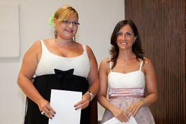 Beatriz Pons con una alumna en su graduación. Centro Internacional de Español. Agosto de 2014