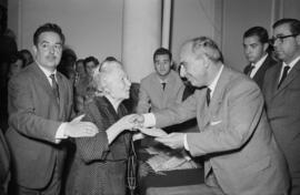 Málaga. Ramón Castilla Pérez en la entrega de paga a los pensionistas en la Jefatura del Movimiento. Junio de 1963