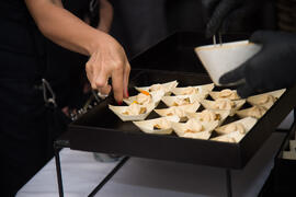 Showcooking en patio del Hotel Molina Larios. Curso "Ciencia y gastronomía. Desmontando leyendas urbanas". Cursos de Verano de la Universidad de Málaga. Málaga. Julio de 2019