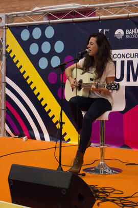 Concierto del III Certamen de Cantautores Destino UMA. Jornadas de Puertas Abiertas de la Universidad de Málaga. Complejo Polideportivo Universitario. Abril de 2015