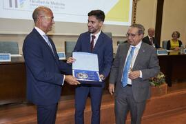 Entrega del premio al mejor expediente académico de Grado a Pedro Fernández Martín. Celebración del 50 Aniversario de la Facultad de Medicina de la Universidad de Málaga. Facultad de Medicina. Octubre de 2022
