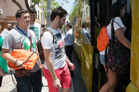 Alumnos subiendo al autobús. Salida desde el Campus de El Ejido. Aventura Amazonia Marbella. Olimpiada Española de Economía, Fase Nacional. Calle Miguel Bueno Lara. Málaga. Junio de 2015