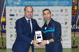 Premio a Mejor Jugador para Jafari Behroz de Irán. Acto de clausura y entrega de medallas. 14º Campeonato del Mundo Universitario de Fútbol Sala 2014 (FUTSAL). Antequera. Julio de 2014