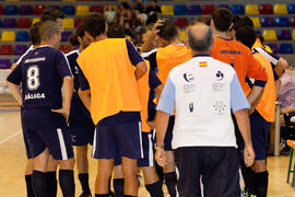 Manuel Luiggi hablando con sus jugadores. Partido clasificatorio entre Club Deportivo UMA Antequera y Universidad de Géneve de Suiza. IX Campeonato de Europa Universitario de Fútbol Sala. Antequera. Julio de 2013