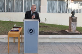 Nikos Kantarzis en la presentación del árbol de Hipócrates donado por la isla de Kos. Facultad de Medicina. Octubre de 2017