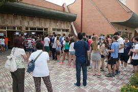 Llegada de alumnado. Examen en el aula Magna de la Facultad de Económicas y Empresariales. Olimpiada Española de Economía, Fase Nacional. Málaga. Junio de 2015