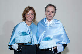 Retrato de María Jesús Martínez Silvente y Antonio Soler previo a su investidura como Doctor "Honoris Causa" por la Facultad de Filosofía y Letras de la Universidad de Málaga. Paraninfo. Junio de 2016