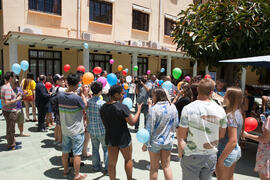 Suelta de globos en la fiesta del Día del Español. Centro Internacional de Español de la Universidad de Málaga. Junio de 2016