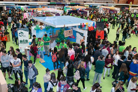 Estand del Consejo de Estudiantes y la Tuna. Jornadas de Puertas Abiertas de la Universidad de Málaga. Complejo Polideportivo Universitario. Abril de 2018