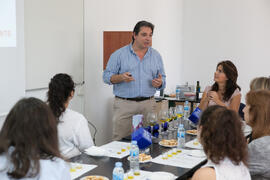 Cata de aceite. Seminario "Emprende 21". Mesa redonda "Emprendimiento femenino en la gastronomía". Facultad de Ciencias Económicas y Empresariales. Octubre de 2016