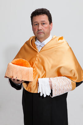 Retrato de Manuel Molina Lozano antes de su investidura como Doctor "Honoris Causa" por la Facultad de Turismo de la Universidad de Málaga. Rectorado. Abril 2016