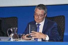 José Francisco Salado con la Medalla de Oro de la Universidad de Málaga a la Diputación Provincial de Málaga. Paraninfo. Noviembre de 2023