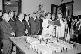 Bendición de la maqueta de la nueva Facultad de Ciencias Políticas, Económicas y Comerciales en el edificio de la antigua Audiencia Provincial, en la Alameda Principal. Málaga. Abril, 1965.