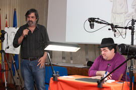 Ángel Idígoras y Juan Luis Rubiales en el espectáculo "Espejismos en su tinta. Magia dibujada". Facultad de Ciencias Económicas y Empresariales. Marzo de 2016