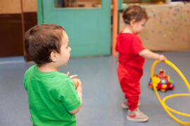 Niños jugando en la Escuela Infantil Francisca Luque. Campus de Teatinos. Mayo de 2014