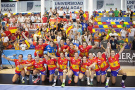 La selección española celebra la victoria con la grada. Partido Rumanía - España. Categoría femenina. Campeonato del Mundo Universitario de Balonmano. Antequera. Julio de 2016