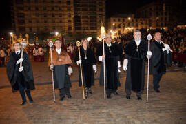 Adelaida de la Calle, José Manuel Roldán y Antonio Ramírez de Arellano junto a otros representantes de la Universidad de Málaga en el desfile procesional de la Hermandad de los Estudiantes. Málaga. Abril de 2014