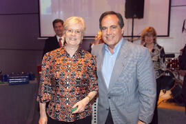 Entrega de regalo en la cena del 3º Congreso Internacional de Actividad Físico-Deportiva para Mayores de la Universidad de Málaga. Hotel Barceló Málaga. Marzo de 2009