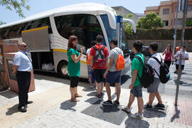 Alumnos subiendo al autobús. Salida desde el Campus de El Ejido. Aventura Amazonia Marbella. Olimpiada Española de Economía, Fase Nacional. Calle Miguel Bueno Lara. Málaga. Junio de 2015