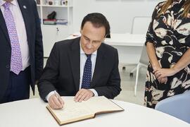 José Carlos Gómez Villamandos firma el libro de firmas de la nueva facultad de Psicología y Logopedia de la Universidad de Málaga. Campus de Teatinos. Octubre de 2022
