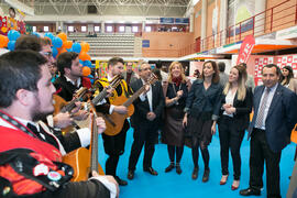 La tuna canta con las autoridades que visitan las Jornadas de Puertas Abiertas de la Universidad de Málaga. Complejo Polideportivo Universitario. Marzo de 2017