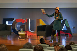 Raquel Haro. Dialogando sobre "cómo convertir tus dramas en una bonita historia". Facultad de Psicología y Logopedia de la Universidad de Málaga. Febrero de 2022