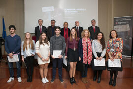 Foto de grupo tras la entrega de premios a los alumnos ganadores de la VIII Olimpiada Local de Economía. Facultad de Ciencias Económicas y Empresariales. Febrero de 2016