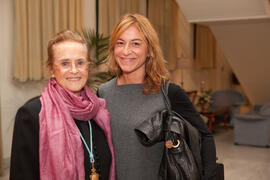 María Jesús Martínez Silvente con María Victoria Atencia tras su homenaje. Edificio del Rectorado. Diciembre de 2014