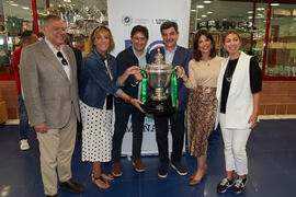 Foto de grupo. Entrega de la Copa del Rey de fútbol sala de BeSoccer UMA Antequera a la Universidad. Complejo Polideportivo Universitario. Mayo de 2022