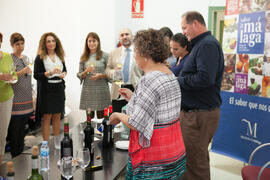 Cata de vino. Mesa redonda "Emprendimiento femenino en la gastronomía". Seminario "Emprende 21". Facultad de Ciencias Económicas y Empresariales. Octubre de 2016