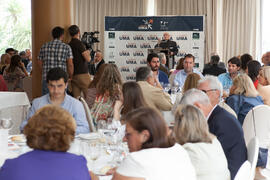 Intervención del padre Francisco Pineda. Entrega de becas Alumni-UMA a alumnos pertenecientes a la Hermandad de Estudiantes. Hotel AC Málaga Palacio. Mayo de 2015