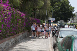 Alumnos yendo al autobús. Salida desde el Campus de El Ejido. Aventura Amazonia Marbella. Olimpiada Española de Economía, Fase Nacional. Calle Ejido. Málaga. Junio de 2015