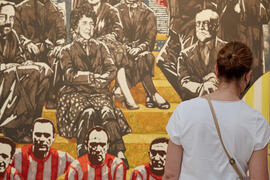 Visitante de la exposición "Eugenio Chicano Siempre". Museo de Málaga. Junio de 2021