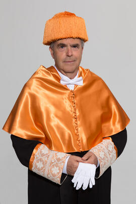 Retrato de José Emilio Navas previo a su investidura como Doctor "Honoris Causa" por la Facultad de Ciencias Económicas y Empresariales de la Universidad de Málaga. Edificio del Rectorado. Abril de 2017