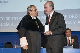 José Ángel Narváez y Francisco de la Torre. Entrega de la Medalla de Oro de la Universidad de Málaga al Ayuntamiento de la capital. Paraninfo. Noviembre de 2023