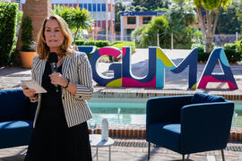 Theresa Zabell en su conferencia del ciclo "Dialogando". Jardín Botánico de la Universidad de Málaga. Mayo de 2021