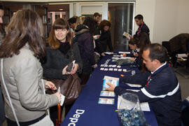 Entrega de acreditaciones. 4º Congreso Internacional de Actividad Físico-Deportiva para Mayores de la Universidad de Málaga. Escuela Técnica Superior de Ingeniería Informática y Telecomunicaciones. Marzo de 2011