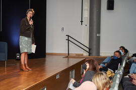 Luisa María Gómez del Águila presenta la conferencia "Dialogando" con Raquel Haro. Facultad de Psicología y Logopedia de la Universidad de Málaga. Febrero de 2022
