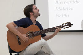 Guitarrista en la intervención del alumno Koffi Eric Innocent Konan el Día del Español. Centro Internacional de Español de la Universidad de Málaga. Junio de 2016