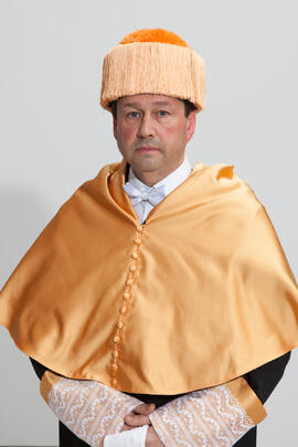Retrato de Manuel Molina Lozano antes de su investidura como Doctor "Honoris Causa" por la Facultad de Turismo de la Universidad de Málaga. Rectorado. Abril 2016