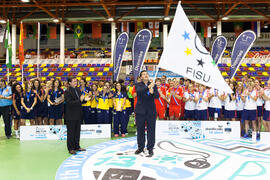 Jose Roberto Athayde ondeando la bandera de FISU. Acto de clausura y entrega de medallas. 14º Campeonato del Mundo Universitario de Fútbol Sala 2014 (FUTSAL). Antequera. Julio de 2014