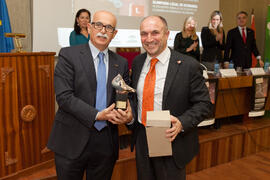 Entrega de obsequio a Felipe Foj durante la inauguración de las VIII Jornadas Andaluzas de Enseñanza de Economía. Facultad de Ciencias Económicas y Empresariales. Febrero de 2015