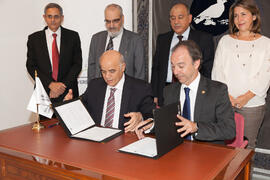 Hamid AL-Haimiy y Pedro Farias en la firma del convenio con la Universidad de Sharjah, Emiratos Árabes. Edificio del Rectorado. Noviembre de 2015