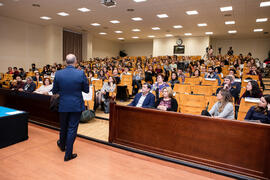 José Pablo Lara Muñoz presenta la conferencia "Dialogando para desmontar mitos sobre nutrición", con Aitor Sánchez. Facultad de Medicina. Marzo de 2017