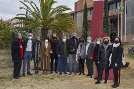 Foto de grupo tras la inauguración de la escultura "6+1", de José Ignacio Díaz de Rábago. Facultad de Ciencias de la Educación y Psicología. Campus de Teatinos. Enero de 2022