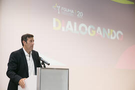 Ernesto Pimentel presenta la conferencia "Dialogando" con Chema Alonso. Salón de actos de la E.T.S.I Informática y Telecomunicaciones. Abril de 2017