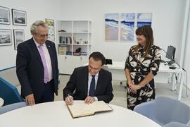 José Carlos Gómez Villamandos firma el libro de firmas de la nueva facultad de Psicología y Logopedia de la Universidad de Málaga. Campus de Teatinos. Octubre de 2022