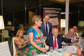 Entrega de obsequio a Guillermina Martín Reyes. Cena homenaje al profesorado y PAS jubilado de la Facultad de Económicas. Hotel AC Málaga Palacio. Septiembre de 2014